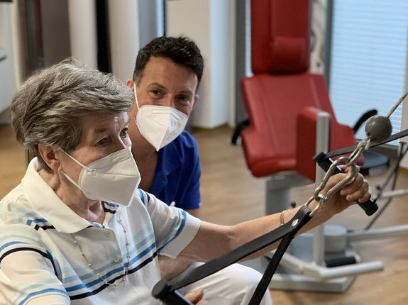 Geriatrische Tagesklinik St. Marien Hospital Köln Patientin trainiert mit Therapeut