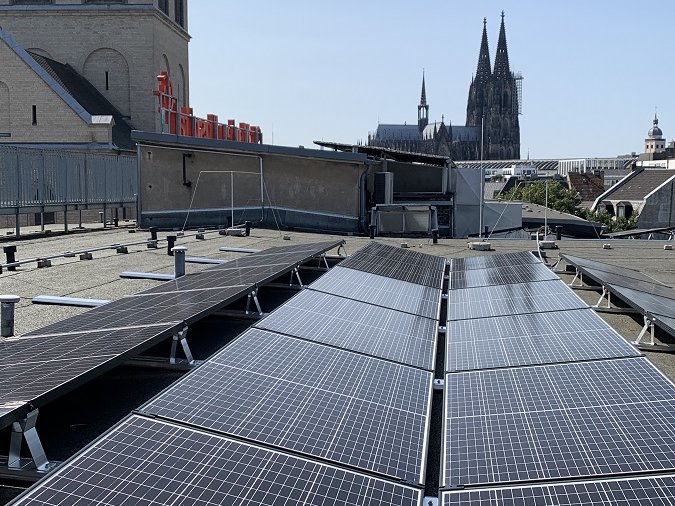 Solarkolektoren auf dem Dach des St. Marien-Hospitals Köln